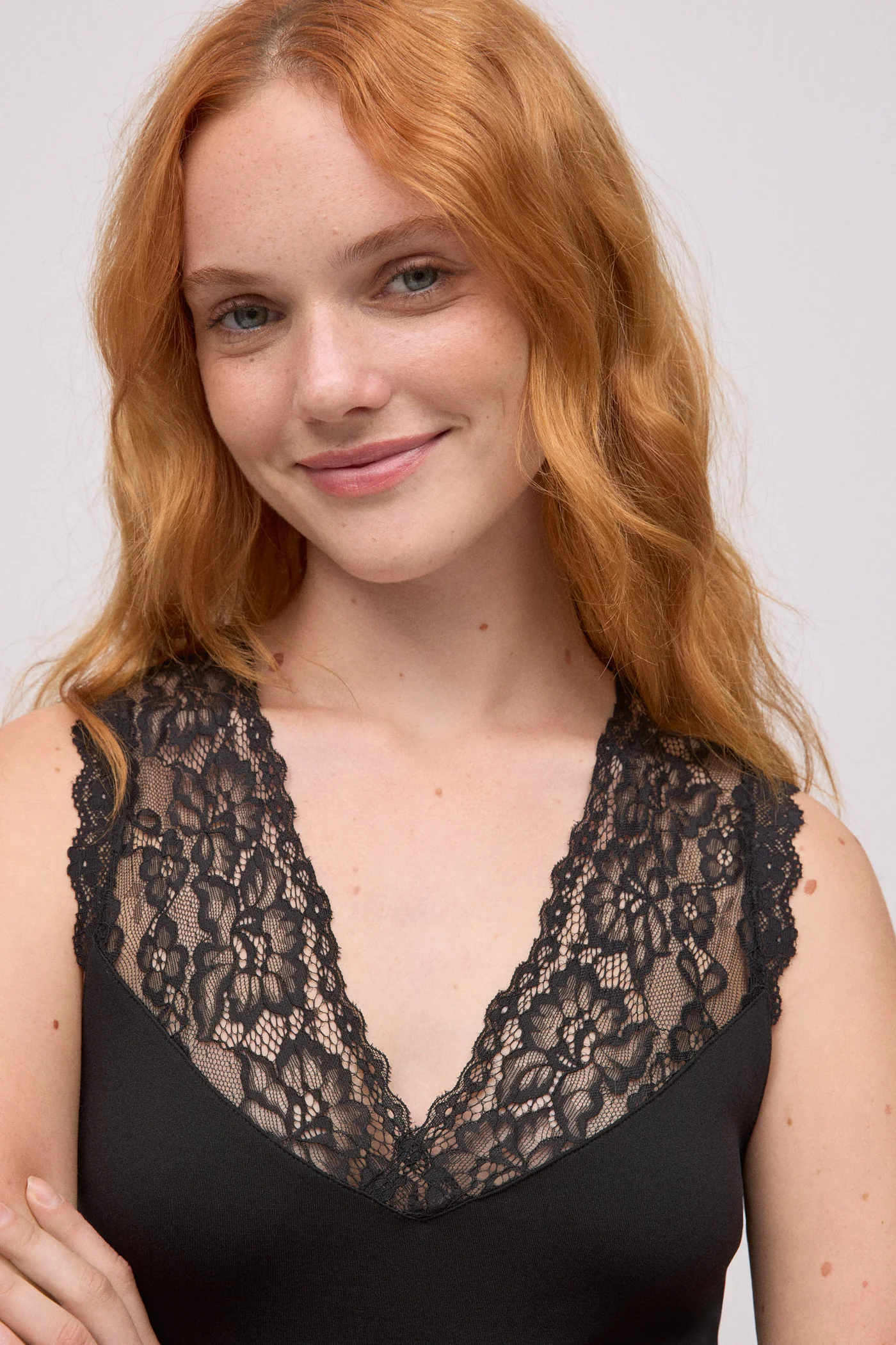 Caraco thermique à bretelles col v en dentelle